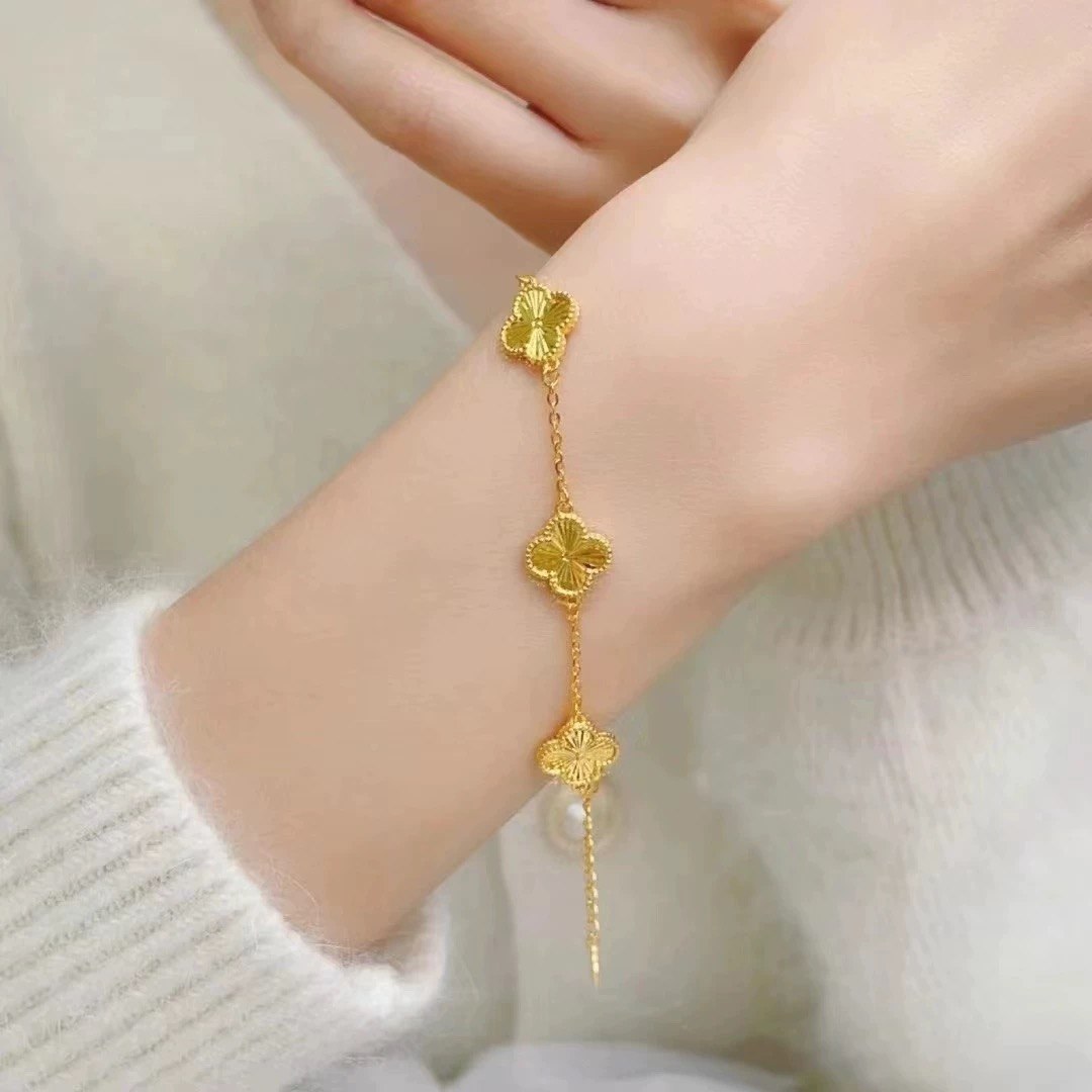 انسيال البرسيم الذهبي الفاخر ✨ - التفاصيل